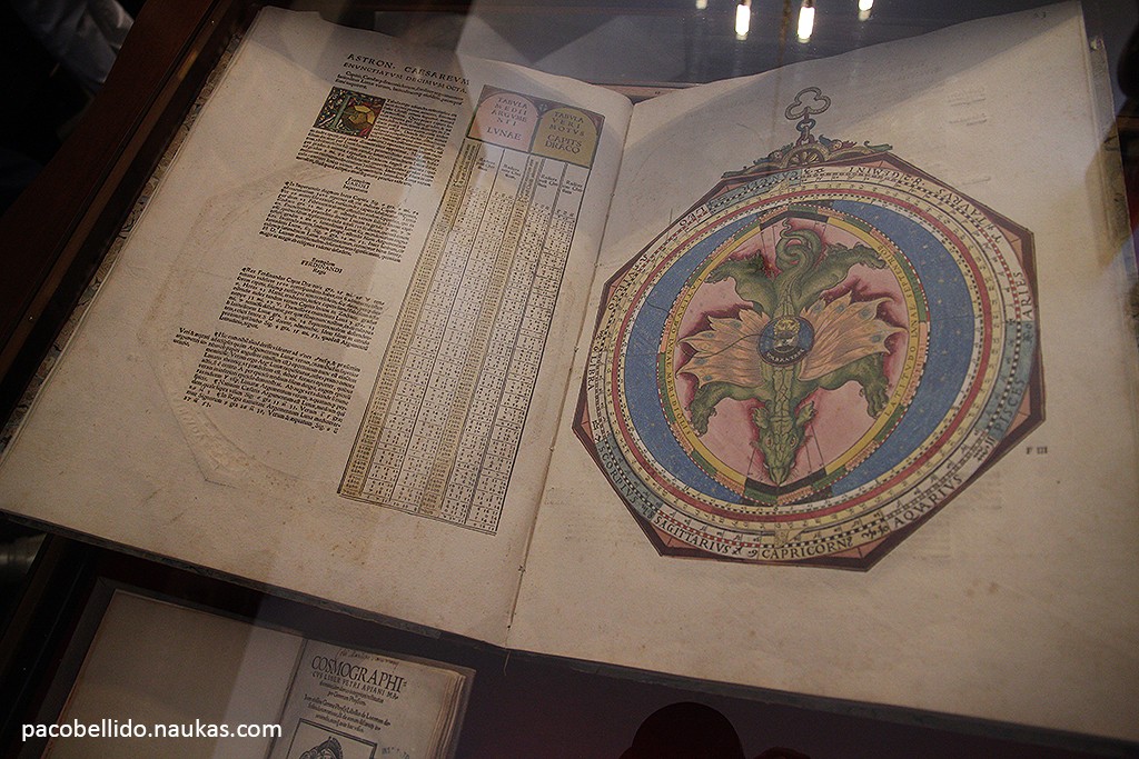 Astronomicum Caesarum de Petrus Apianus, uno de los libros más valiosos de la colección. Foto: © Paco Bellido