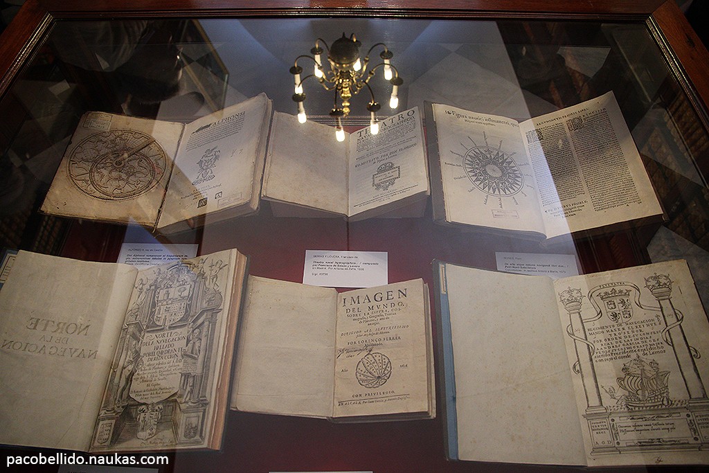 Obras de Galileo, Copérnico, Kepler y Tycho en la biblioteca del ROA. Foto: © Paco Bellido