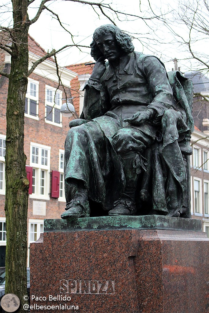 Estatua dedicada a Spinoza en La Haya situada en las proximidades de la casa donde vivía. Foto: © Lola Vázquez.