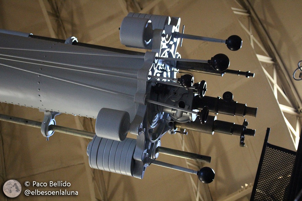 Detalle de los mandos de movimiento lento del telescopio. Foto: Paco Bellido
