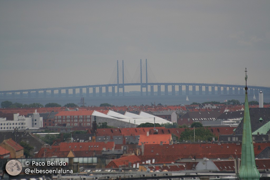 Vista desde el mirador de la Torre Redonda, al fondo se puede ver el impresionante puente de Oresund que conecta Suecia y Dinamarca desde el año 2000. Foto: Paco Bellido