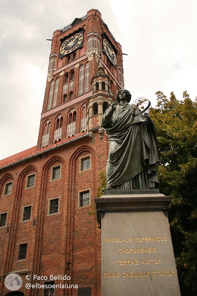 Estatua de Copérnico en el centro de Torun. Foto: © Paco Bellido